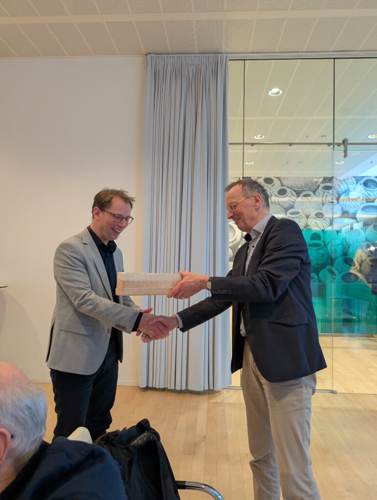 Voorzitterswisseling VLG maart 2026. Links Marijn Molenaar; rechts de oude voorzitter Hans Mol.